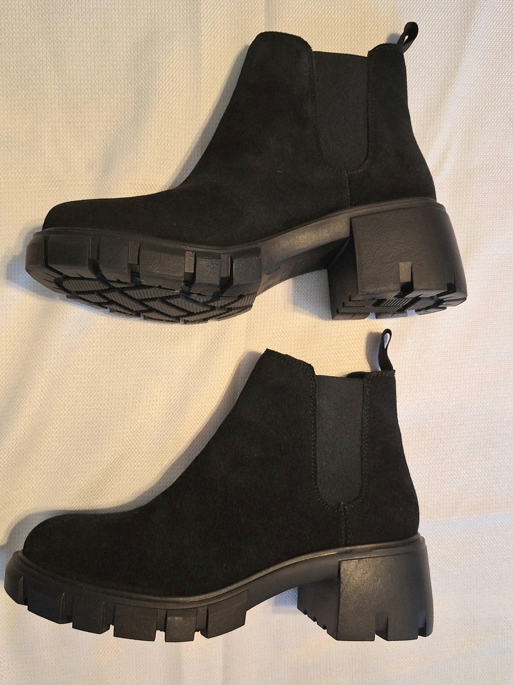 Steve Madden Black Suede Chelsea Ankle Boots Round Toe Slip-On Lug 7.5 M